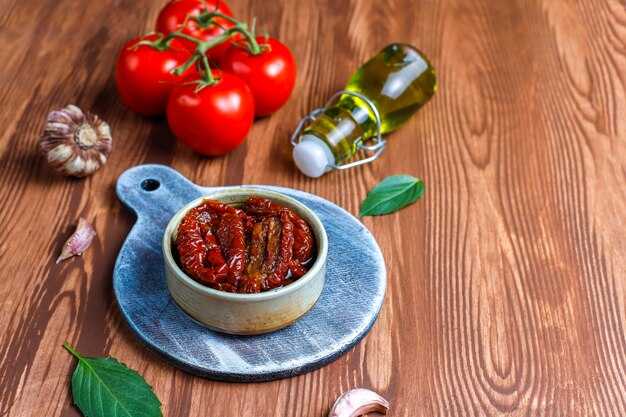 Как приготовить традиционную аджику с помидорами и чесноком
