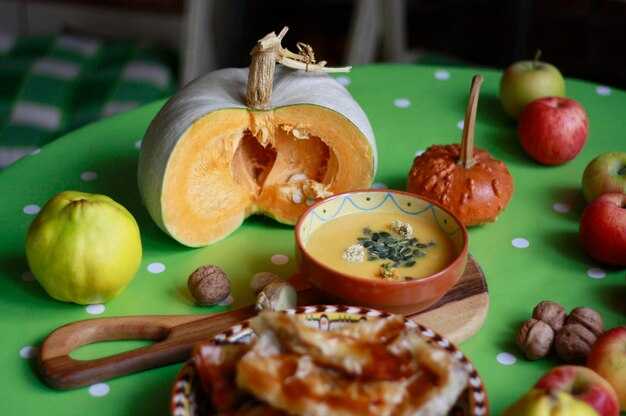 Запеченная тыква с орехами и изюмом