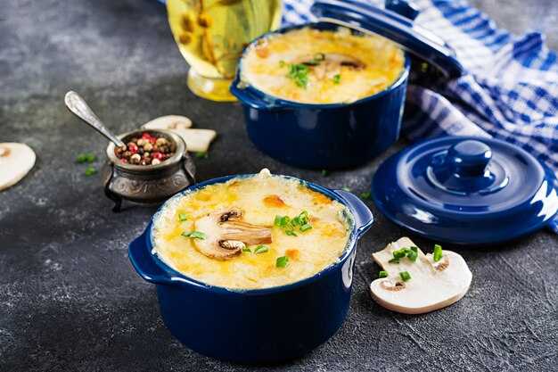 Вегетарианский жульен с брокколи и цветной капустой