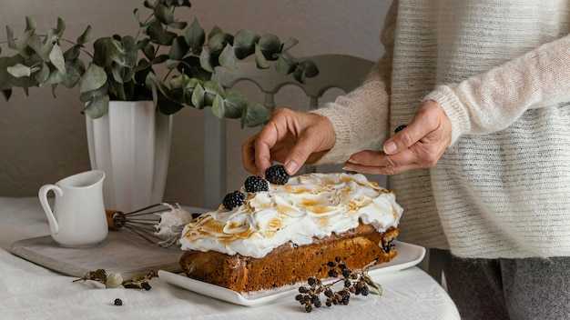 Бисквитный торт с вишней и сливками