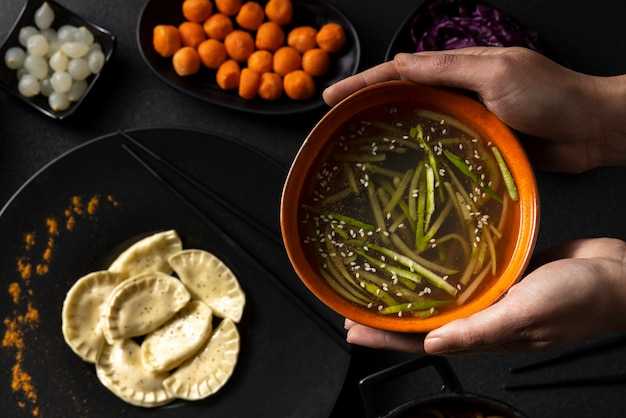 Украшение краев тарелки для привлекательного вида