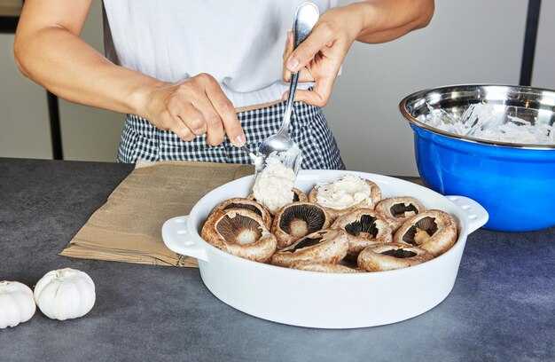 Запеченные шампиньоны с отрубями и овощами