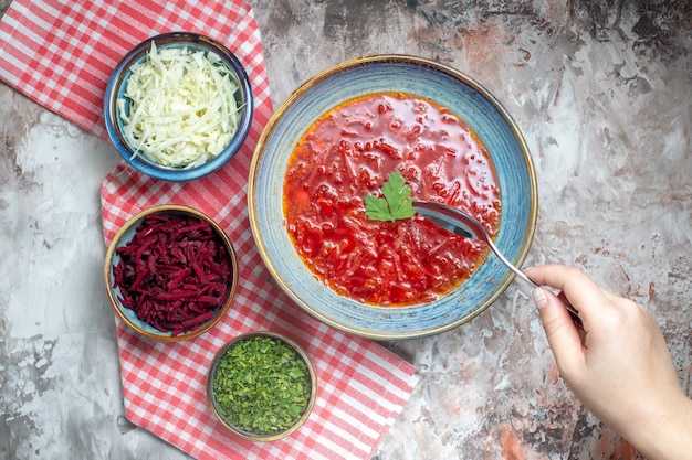 Как правильно заправить борщ и довести до готовности?