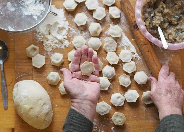 Грибы с луком и сметаной