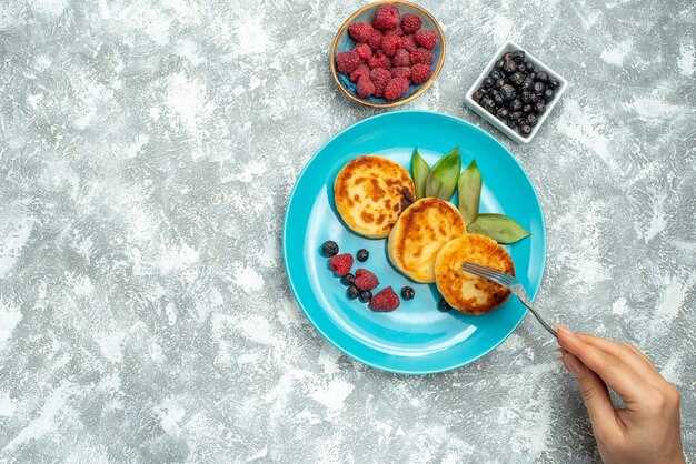 Овсянка с ягодами и медом