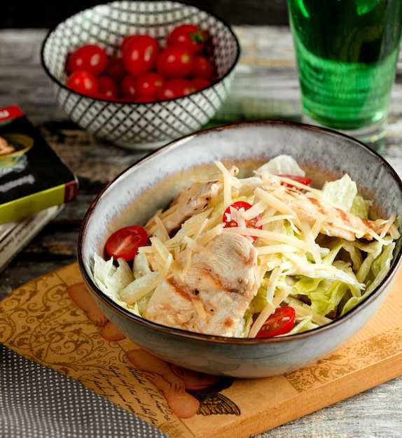 Салат с пекинской капустой и куриным филе