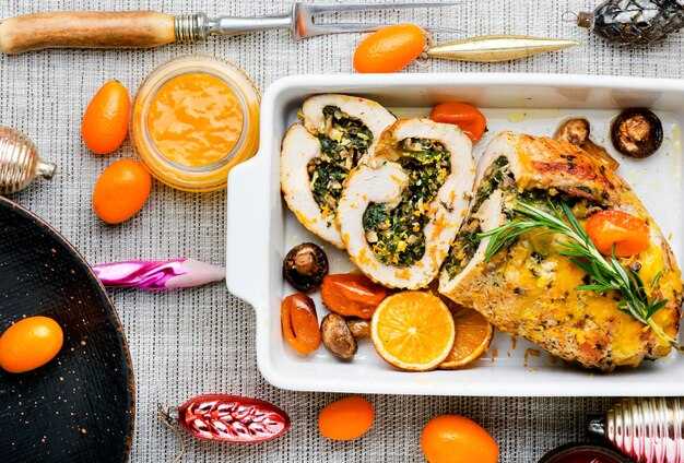 Запеченные стейки индейки с овощами в духовке