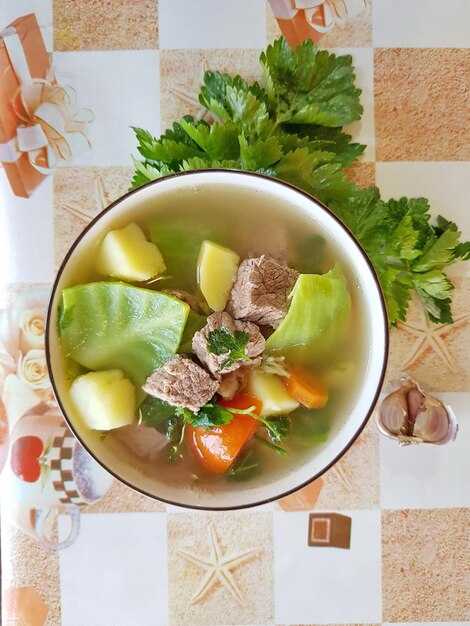 Советы по подаче солянки: как украсить блюдо?