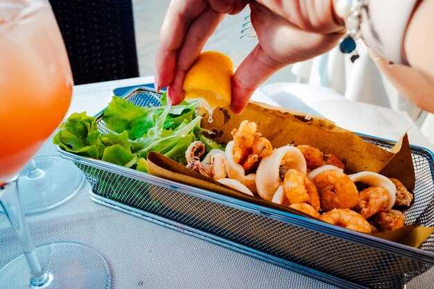 Пикантные креветки в кляре с острым соусом