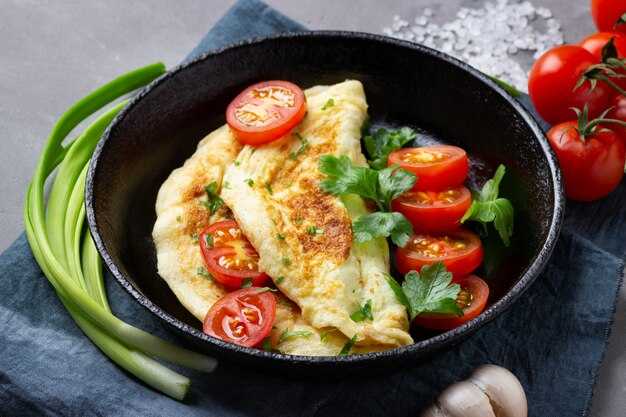 Ингредиенты для омлета с курицей и помидорами