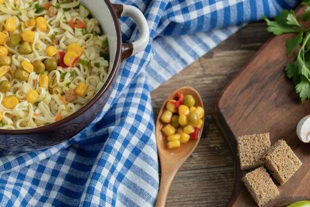 Пошаговый процесс приготовления салата с кукурузой и яйцом