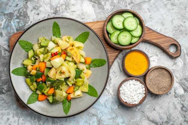 Салат с солеными огурцами и картошкой: простой рецепт