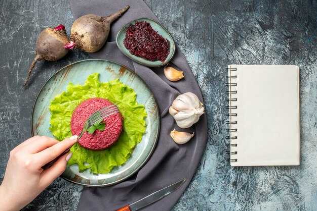Как быстро приготовить сытный салат с копченой колбасой и картофелем