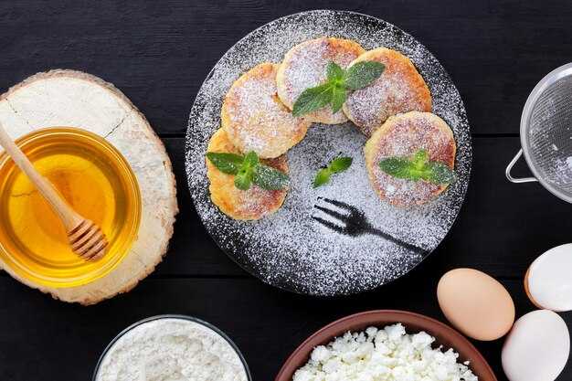 Подача сырников с toppings и соусами