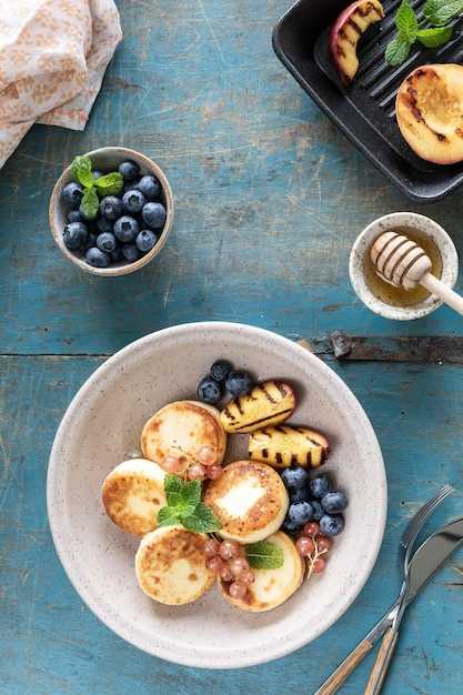 Пошаговый процесс приготовления сырников