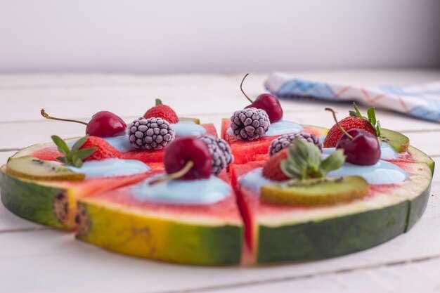 Как украсить торт фруктами и ягодами?
