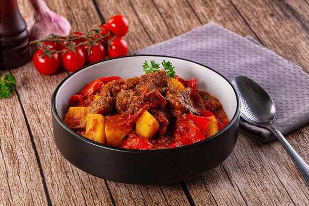 Тушеная говядина в томатной пасте: вкусный рецепт