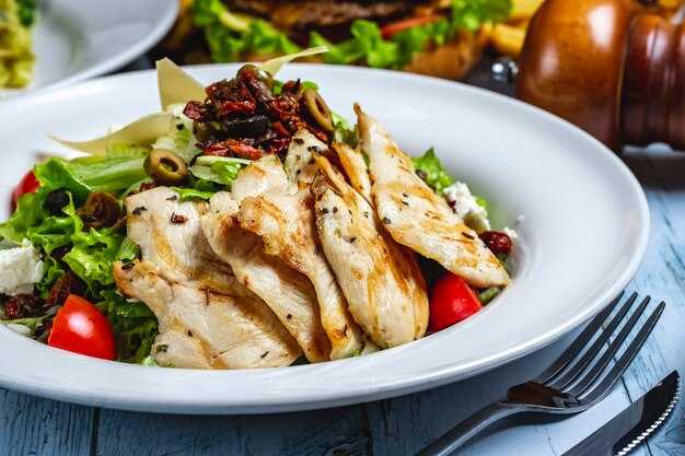 Как красиво оформить салат с куриной грудкой на столе?