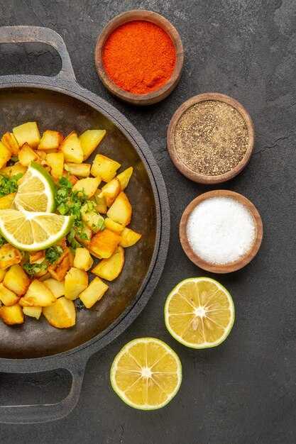 Картошка с овощами на сковороде