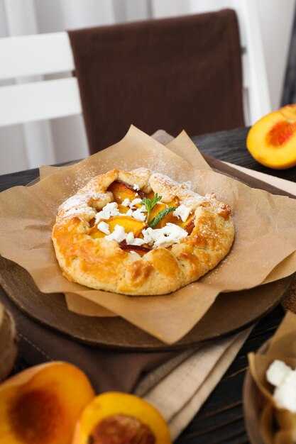 Как правильно смазать слойку перед выпечкой?