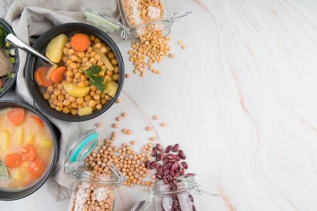 Киноа с бобами и запеченными овощами