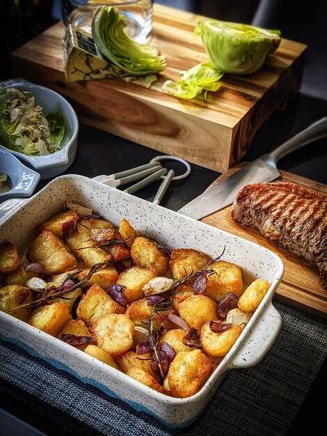 Молодой картофель с красным луком и уксусом