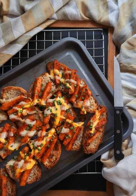 Сырные слоя с сосисками и зеленью