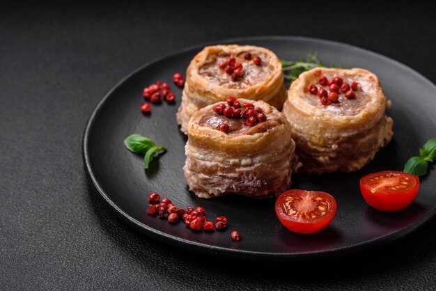 Мясной рулет с приправами и зеленью