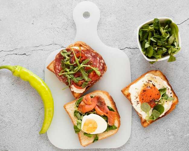 Тосты с куриным мясом и грибами