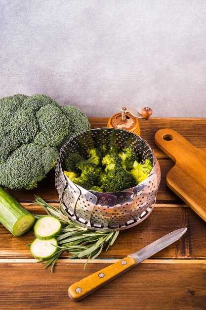 Классический салат с брокколи и морковью