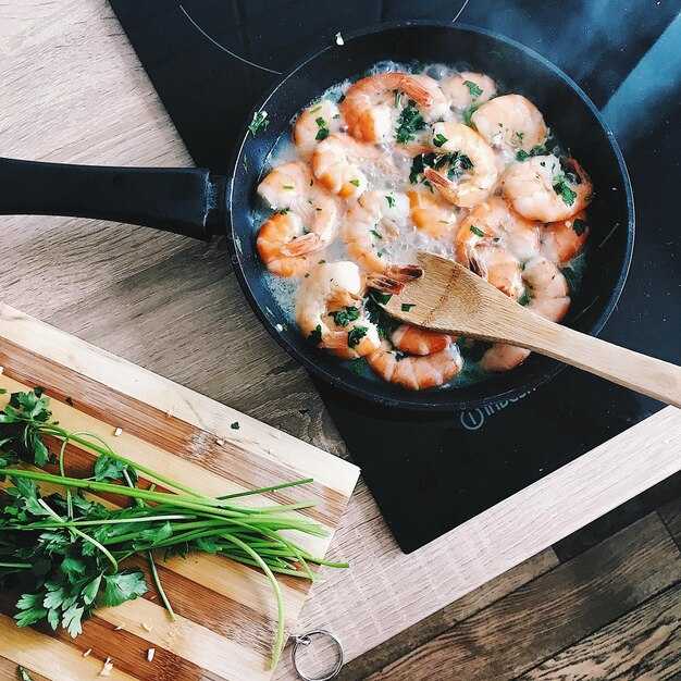 Суп с креветками и яйцом