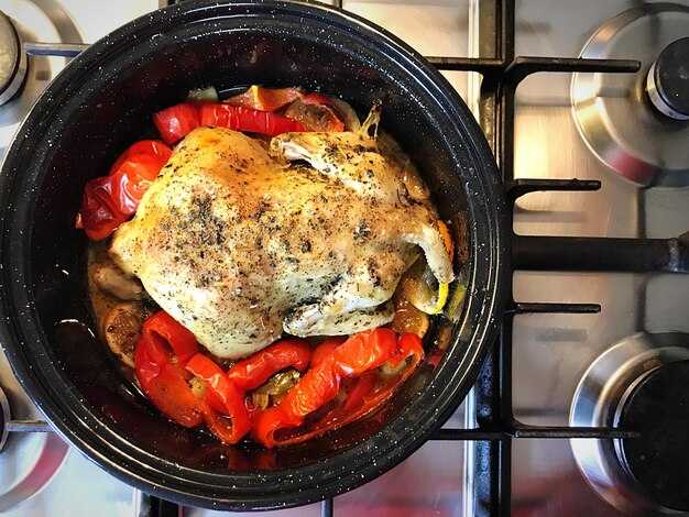 Курица с овощами на сковороде