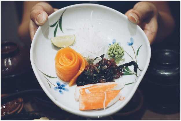 Подготовка рыбы и овощей к салату