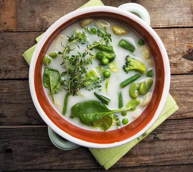 Пошаговый процесс приготовления супа с замороженной зеленой фасолью