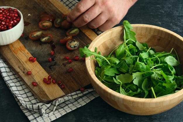 Салат из свежих овощей с добавлением базилика