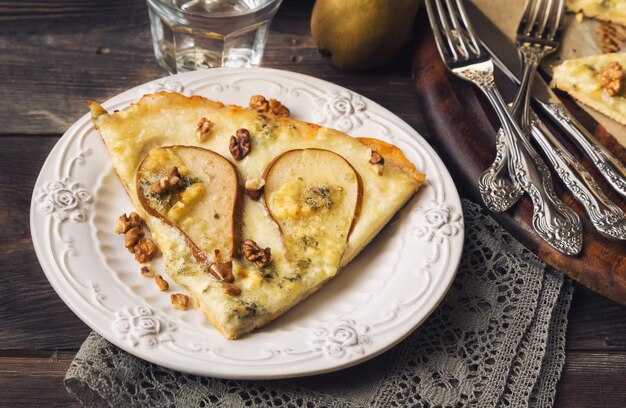 Рецепт груш с сыром с плесенью в слоеном тесте — Вкусное угощение для гурманов