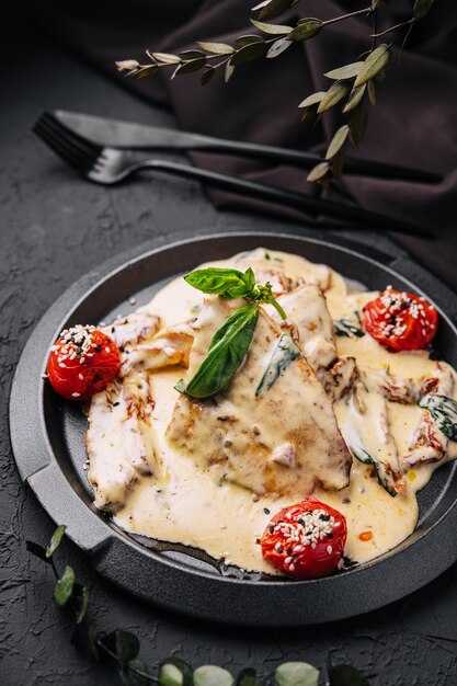 Вкусная курица по-грузински в сливочно-чесночном соусе на сковороде — простой рецепт