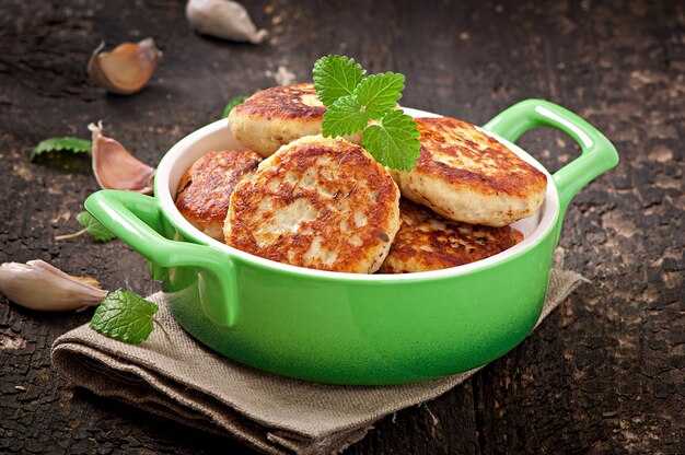 Вкусные запеченные куриные котлеты с овощами — простой рецепт на каждый день