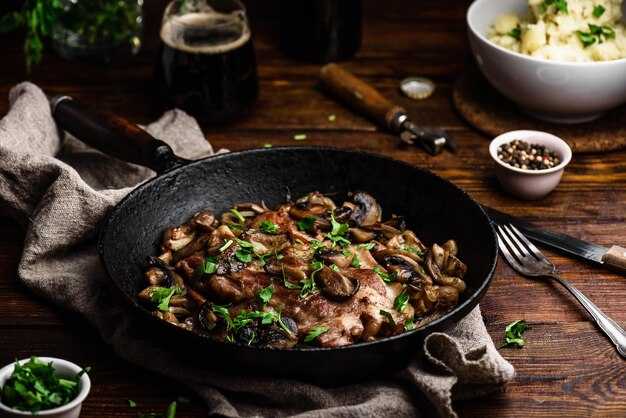 Рецепт нежной свинины с шампиньонами на сковороде для вкусного обеда