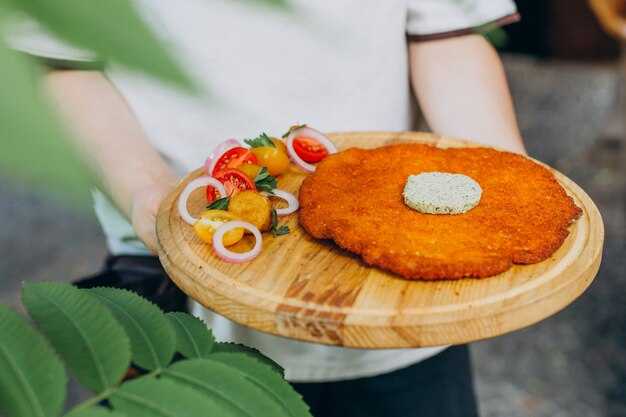 Вкусный рецепт куриной грудки с ветчиной и сыром в хрустящей панировке