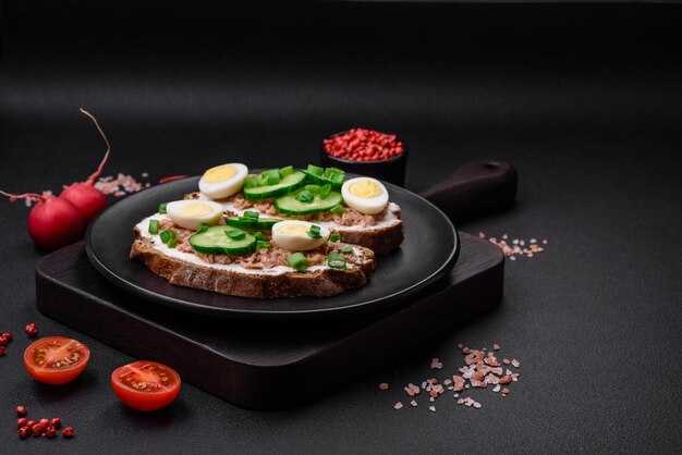 Невероятно вкусная закуска на черном хлебе с селедкой для любого праздника