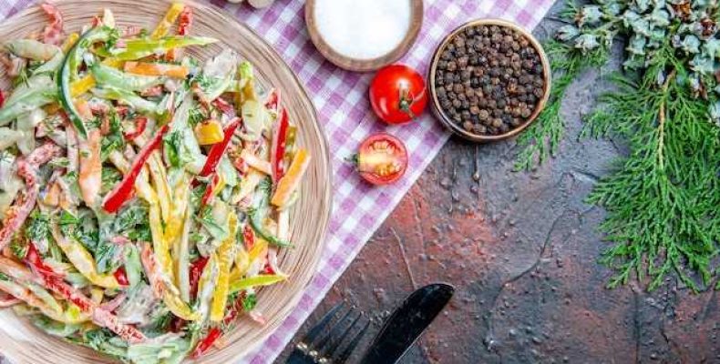 Аппетитный салат из сельдерея с яблоком и морковью — простой рецепт