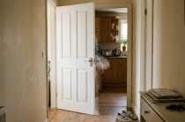 Как сделать кухню тише и комфортнее, если дверь постоянно хлопает