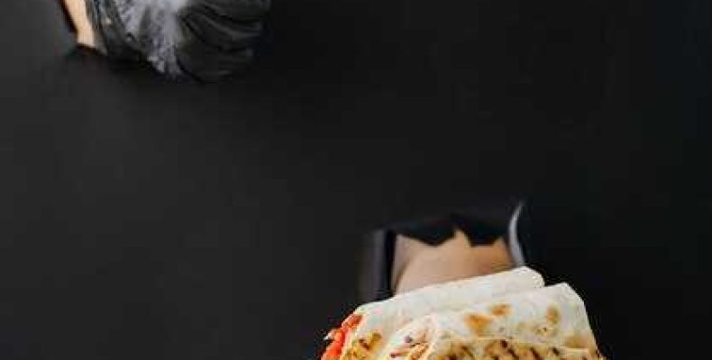 Рецепт черной пиццы с необычным тестом и начинками для настоящих гурманов