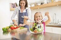 Почему совместная готовка формирует полезные привычки с детства