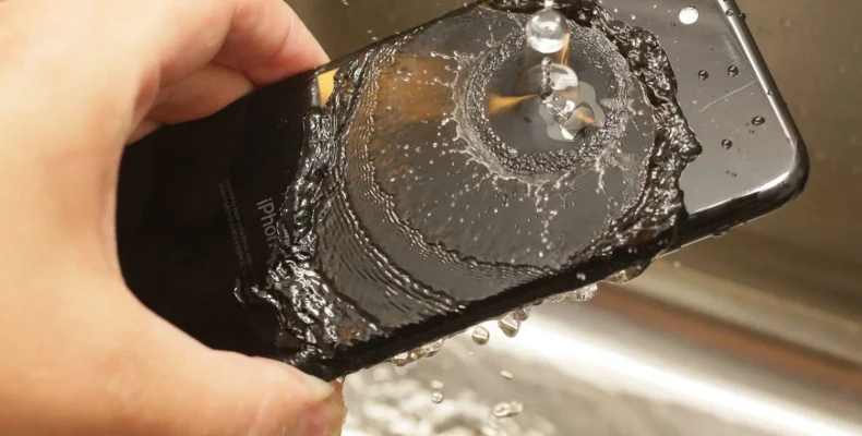 Что делать, если телефон упал в раковину или заляпался во время готовки