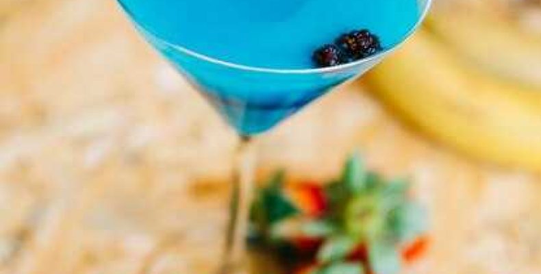 Рецепт коктейля Голубая лагуна с сиропом для домашнего праздника