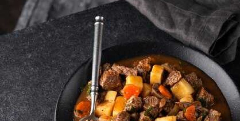 Классический рецепт вкусного гуляша из свинины с простыми ингредиентами