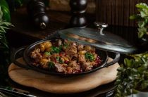 Гуляш из вырезки свинины с подливкой — простой рецепт на сковороде