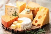 Как подбирать сыр к простым продуктам: хлебу, овощам, мёду
